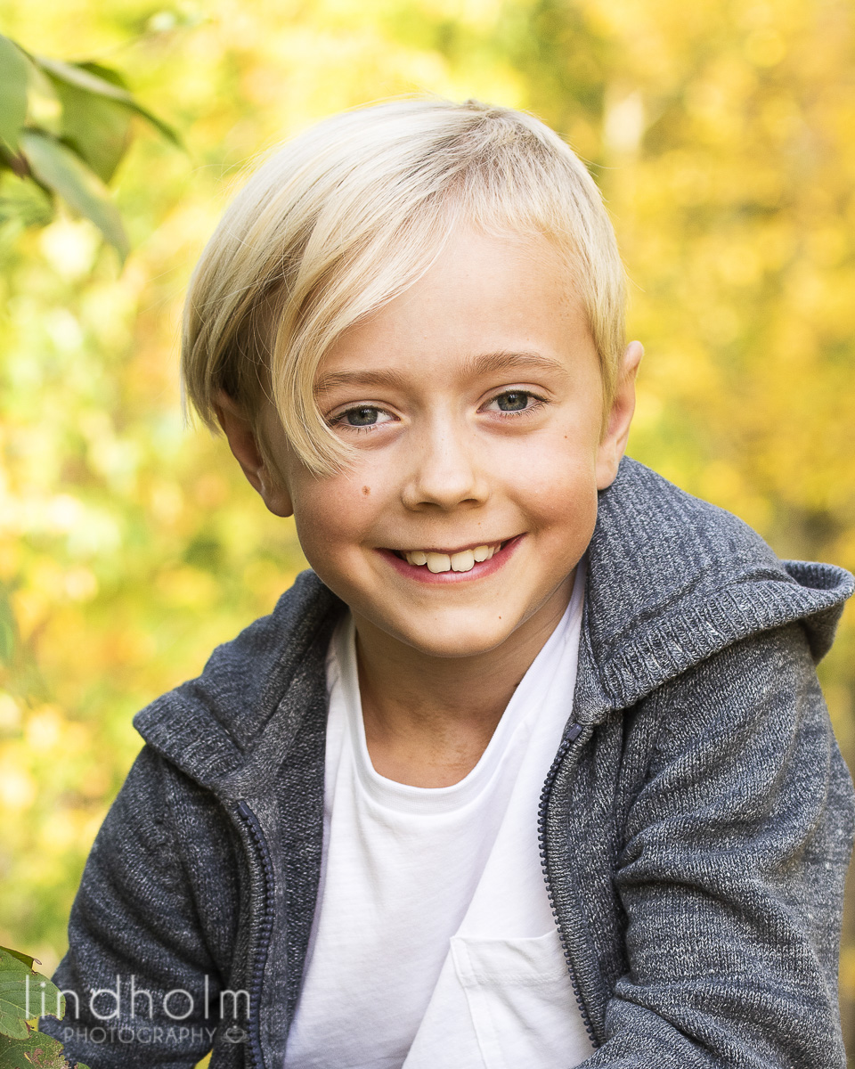 utomshufoto i skog, kvällssol, barnfotografering utomhus. familjefotografering