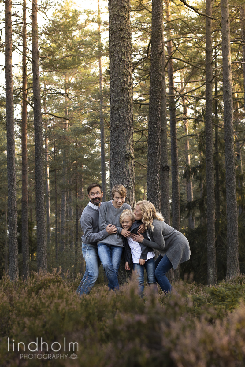 utomshufoto i skog, kvällssol, barnfotografering utomhus. familjefotografering