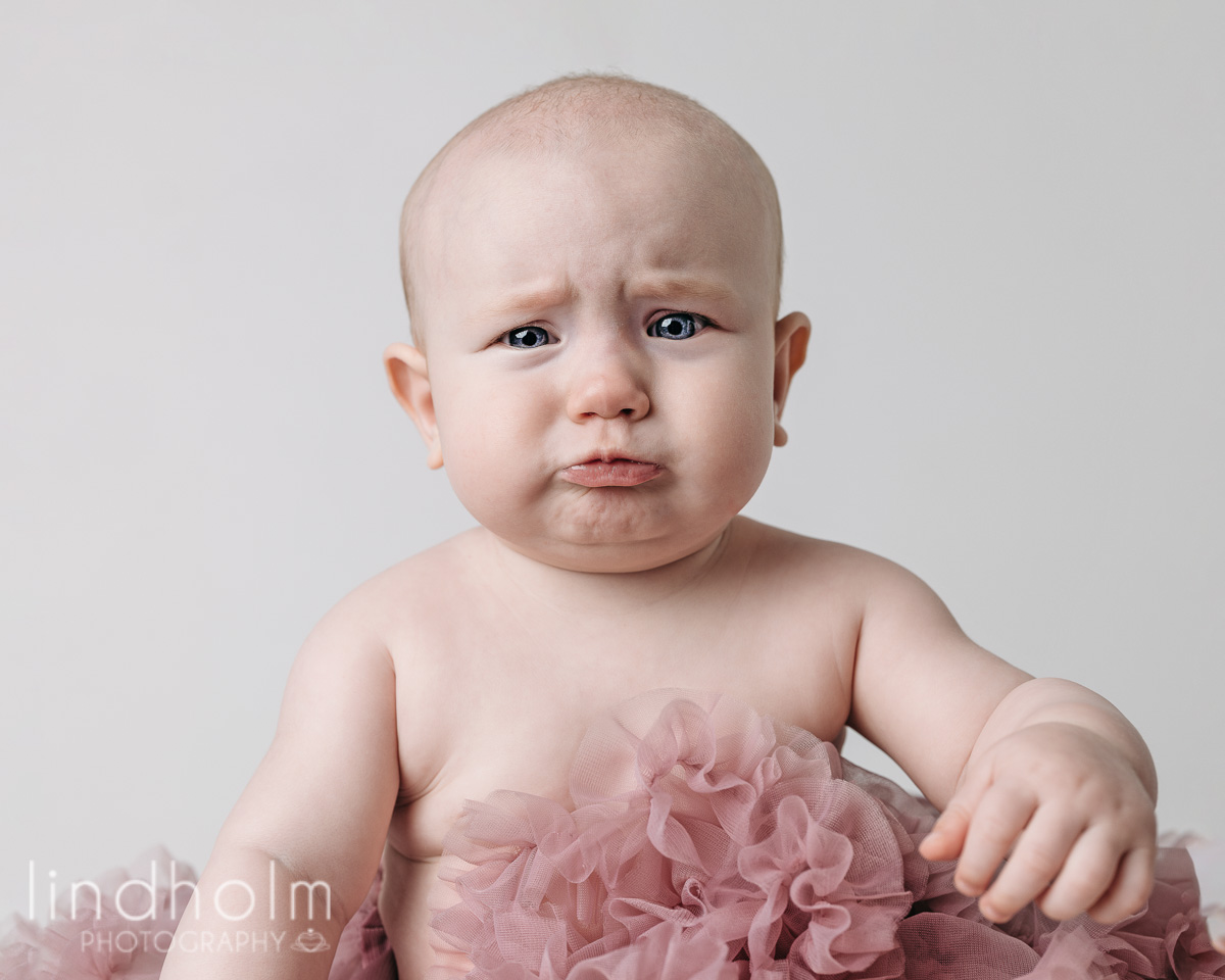 babyfoto med 6 månaders flicka, babyfotografering stockholm, barnfotograf, fotograf terri lindholm