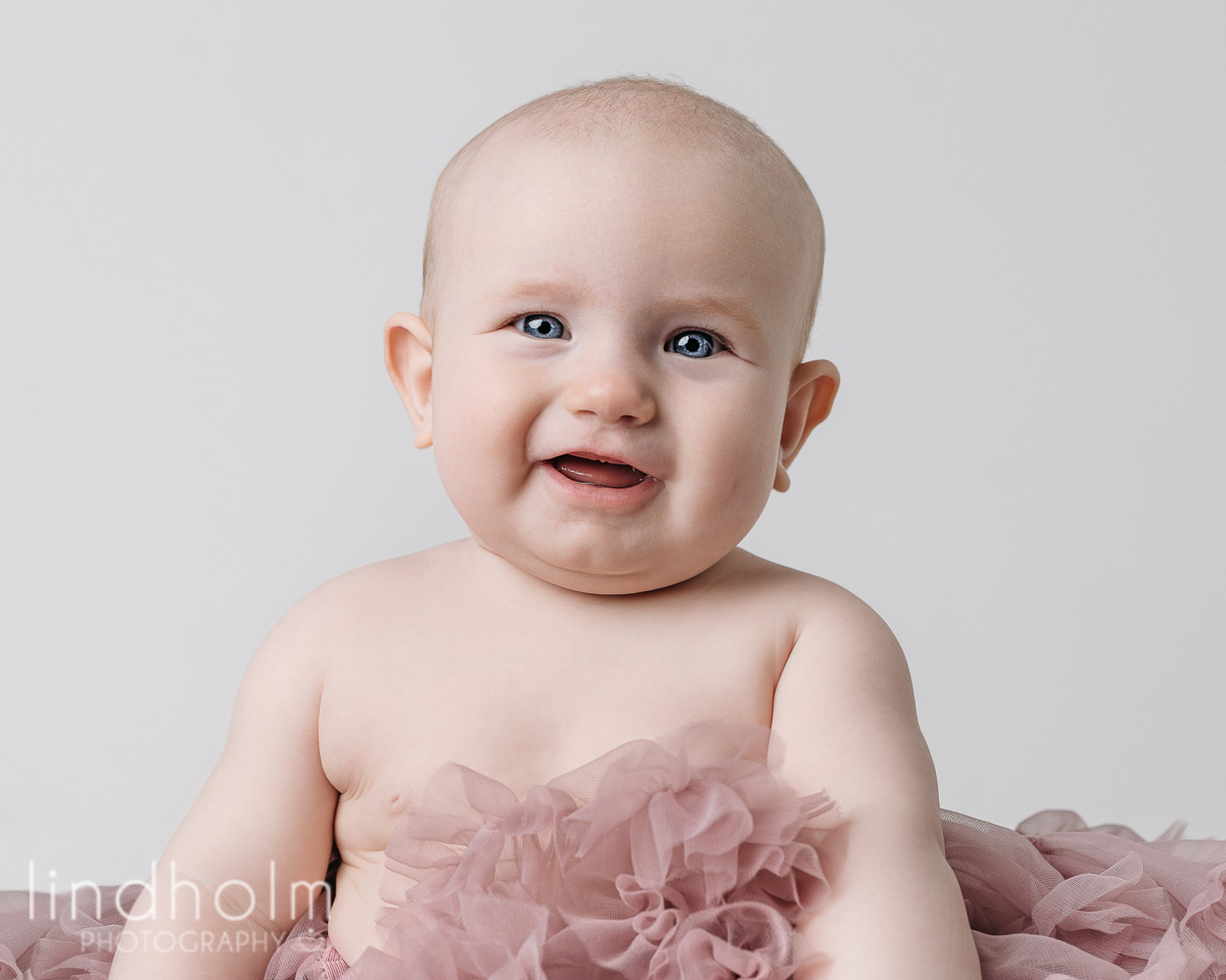 babyfoto med 6 månaders flicka