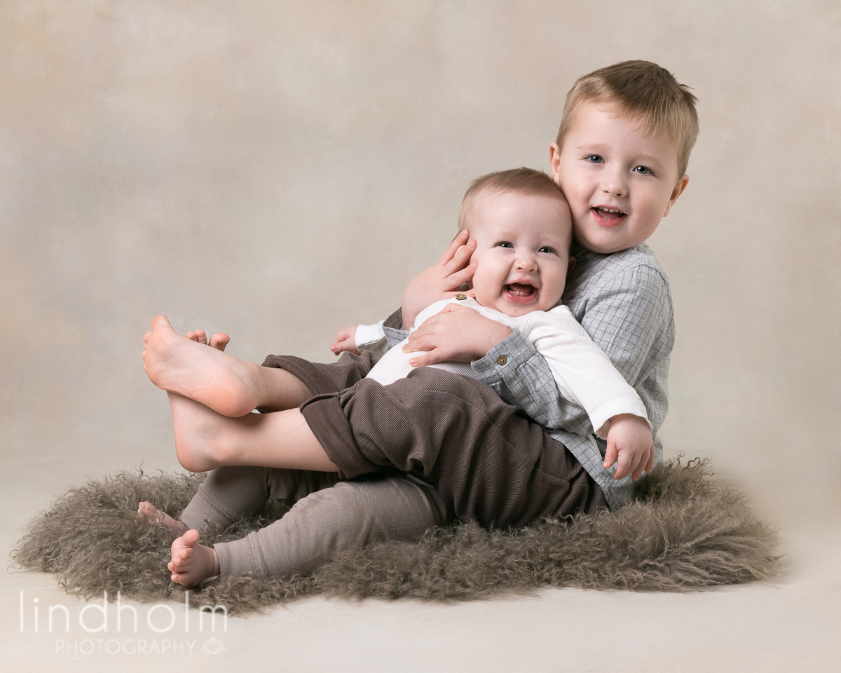 BEBISFOTOGRAFERING I STUDIO, babyfoto 3 månaders, syskonfoto