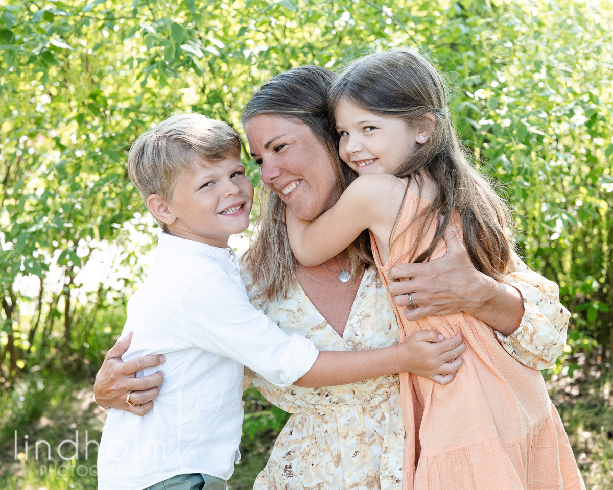 familjefotografering utomhus med mamma och barn