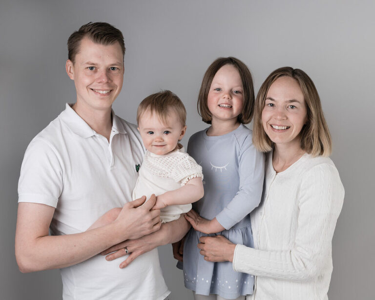 syskonfotografering med famijen, barnfotografering i studio. barnfotograf terri lindholm