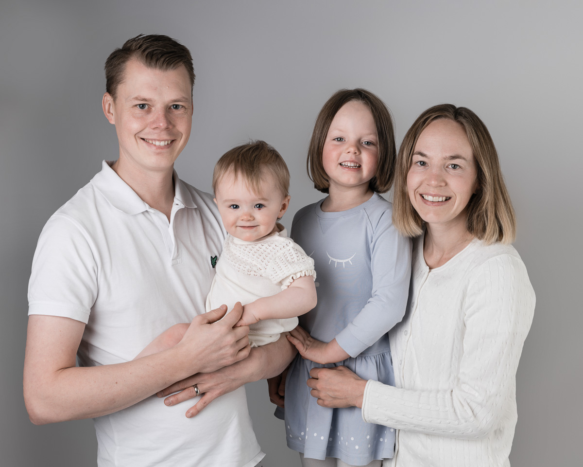 syskonfotografering med famijen, barnfotografering i studio. barnfotograf terri lindholm