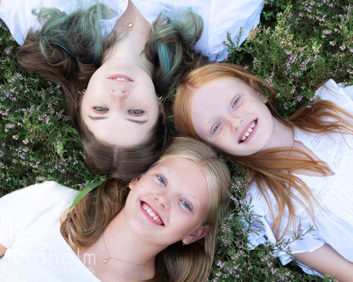 syskonfoto, barnfotografering, familjefotografering i skogen