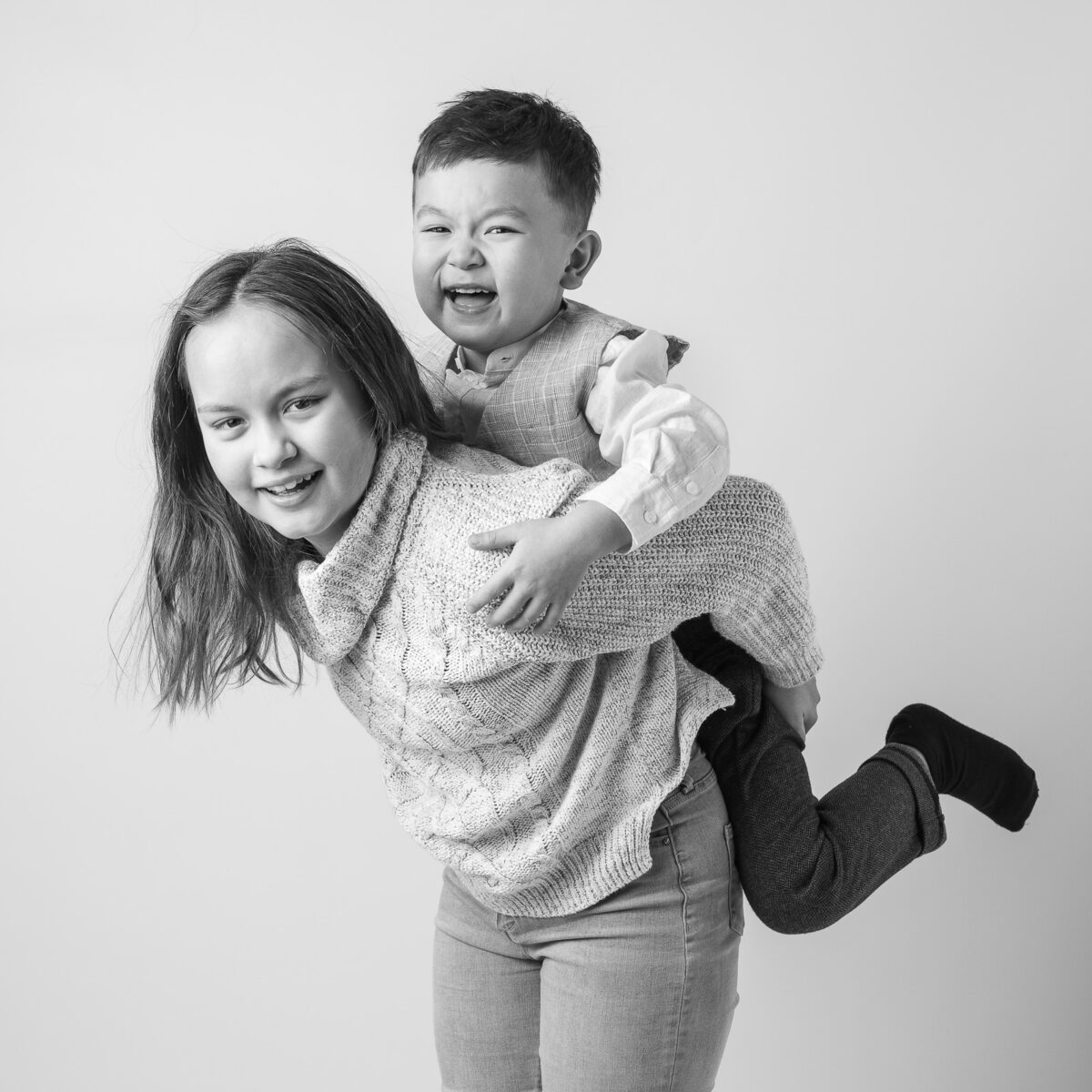 barnfotografering i studio, rolig barnfoto, skrattande barn, uttrycksfulla barnfoto